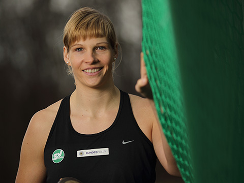 Die Vizeweltmeisterin von 2011 und Olympia-Vierte von 2012 Nadine Müller (SV Halle) warf ihren Diskus 63,00 m weit und gewann mit dieser Weite die Silbermedaille vor der Kroatin Sandra Perkovic. Den dritten Platz belegte Shanice Craft (MTG Mannheim).
